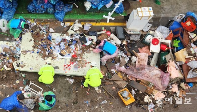 수도권에 쏟아진 폭우로 침수 피해를 입은 서울 동작구 남성사계시장에서 상인들이 가게를 정리하고 있다. 홍진환 기자 jean@donga.com