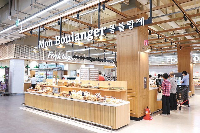 6월 23일 리뉴얼해 문을 연 홈플러스 대전 유성점. 매장 입구의 ‘몽블랑제’ 베이커리에서 고객들이 빵을 구매하고 있다. 홈플러스 제공