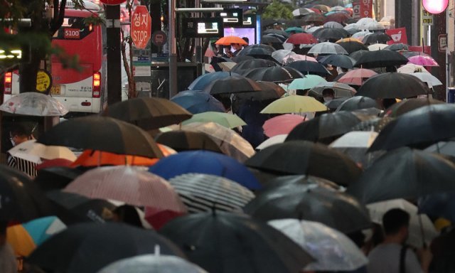 수도권 이틀째 퇴근 전쟁  서울 등 중부지역에 이틀째 폭우가 계속된 9일 오후 서울 강남구 신논현역 앞 인도가 퇴근길 버스에 탑승하려는 시민들로 북적이고 있다. 이날 서울은 폭우로 일부 도로의 통제가 오후까지 이어졌다. 뉴스1