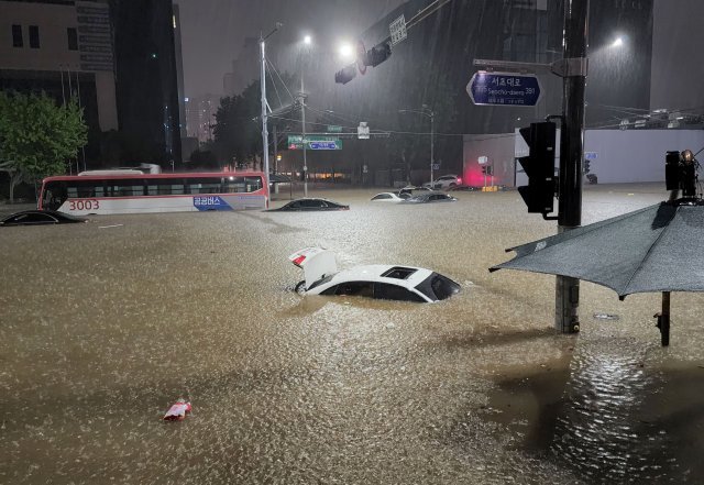 8일 오후 서울 서초구 진흥아파트 앞 도로. 기습폭우로 차량들이 물이 잠겨있다. 전영한 기자 scoopjyh@donga.com