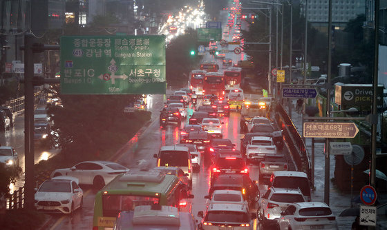 서울 등 수도권을 중심으로 기록적인 폭우가 이어진 9일 오후 서울 서초구 서초대로가 지난 밤 침수로 방치된 차량과 퇴근길을 나선 차량들로 엉키고 있다. 2022.8.9/뉴스1 ⓒ News1