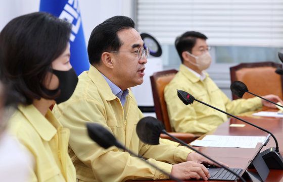 박홍근 더불어민주당 원내대표가 9일 국회에서 열린 원내대책회의에서 모두 발언을 하고 있다. 사진공동취재단