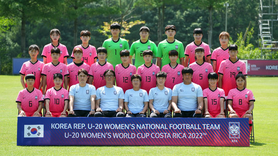 황인선 대한민국 여자 축구 20세 대표팀 감독과 선수들이 15일 오후 경기 파주 국가대표 트레이닝센터(NFC)에서 2022 FIFA 여자 U-20 월드컵 출전을 앞두고 기념 촬영을 하고 있다. 오는 8월 10일 코스타리카에서 열리는 여자 U-20 월드컵에 참가하는 대한민국은 프랑스, 캐나다, 나이지리아와 같은 조에 속해 있다. 2022.7.15/뉴스1