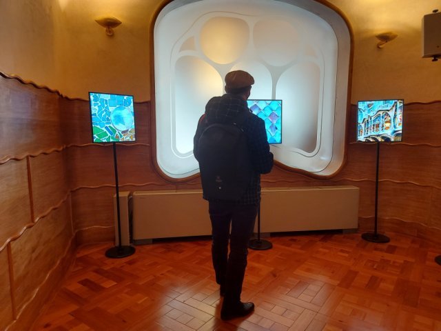 유네스코 문화유산 카사 바트요에 설치된 모픽 3D 스마트 사이니지, 출처: 모픽