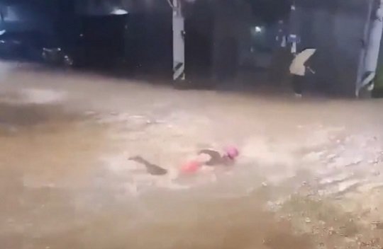 지난 8일 서울 관악구 신림동의 침수된 도로에서 수영한 시민에게 ‘신림동 펠프스’라는 별칭이 붙었다. 온라인 커뮤니티