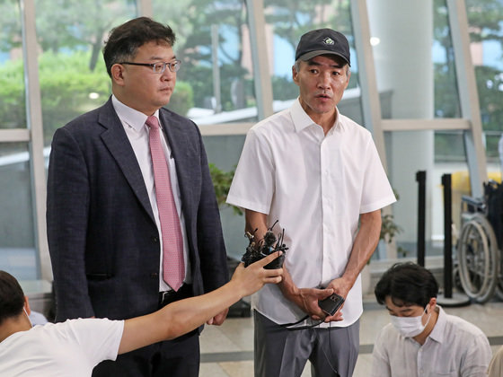 서해 피격 공무원의 형 이래진씨(오른쪽)와 법률대리인 김기윤 변호사. 2022.6.28/뉴스1 ⓒ News1