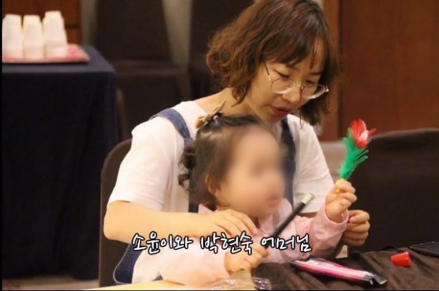 2018년 6월 29일 서울에서 열린 소방관 유가족 캠프에 참여한 박현숙(위)과 딸 소윤. 박현숙 씨 제공