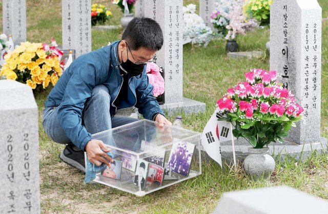 아들 이호현 소방교의 생일인 5월 12일 대전국립현충원 묘역을 찾은 이광수.