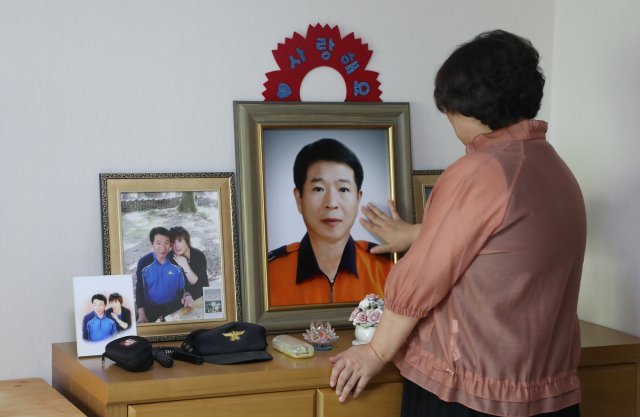 이영욱 소방경의 아내 이연숙은 집에 남편의 사진과 유품을 간직하며 지내고 있다.