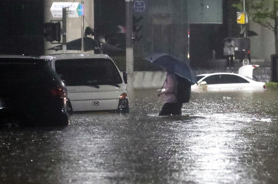 8일 서울 서초구 진흥아파트 인근 도로가 침수돼 차량이 물에 잠겨 있다. 2022.8.8/뉴스1