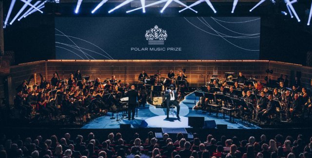 2017년 스웨덴 스톡홀름 콘서트 하우스에서 열린 폴라음악상 시상식 장면. 그해 수상자 스팅을 축하하는 공연에서는 미국 재즈 가수 그레고리 포터와 스톡홀름 왕립 관현악단이 무대를 꾸몄다. 출처 Bedow 홈페이지