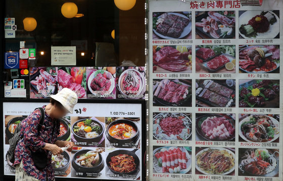 6일 서울 중구 명동 음식점 거리에서 시민들이 지나가고 있다. 2022.7.6/뉴스1 ⓒ News1