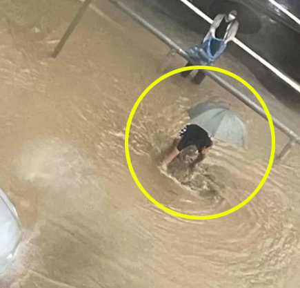 경기 의정부에서 지난 9일 한 시민이 직접 배수로를 뚫고 있다. 온라인 커뮤니티 캡처
