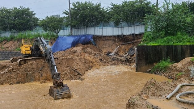 11일 충북 충주시는 오전 2시쯤 목행동 화물차공영차고지 공사현장 일부가 집중호우로 유실되며 배수관이 파손됐다고 밝혔다.  이어 일부지역 수돗물에 흙탕물이 나올 수 있다며 이날 안으로 복구 작업을 마치겠다고 했다. 사진은 복구 현장.(충주시 제공)2022.8.11/뉴스1