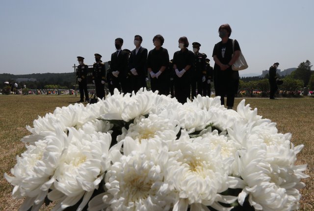 박현숙과 이연숙 등 순직 소방관 유가족이 국립대전현충원 묘역에 모여 있다.