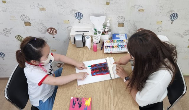 원주의 한 상담센터에서 그림을 활용한 심리 치료를 받고 있는 박현숙의 딸 소윤(왼쪽).