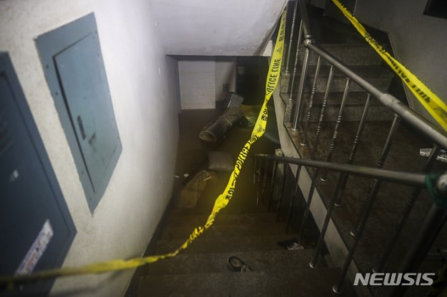 일가족 3명이 갇혀 사망하는 참사가 발생한 서울 관악구의 반지하 빌라 입구