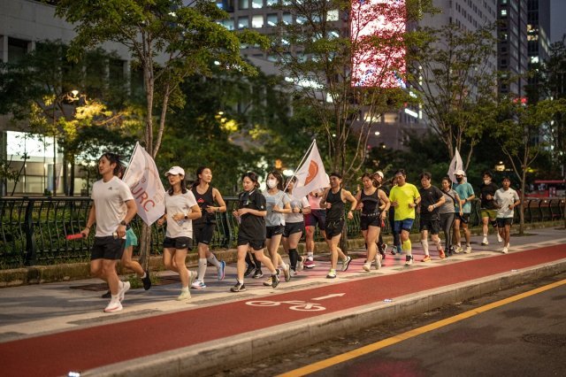 11일 저녁 서울 광화문광장에서 열린 ‘7979 서울 어반 러닝크루(7979 SURC)’ 참가자들이 도심코스를 함께 달리고 있다.