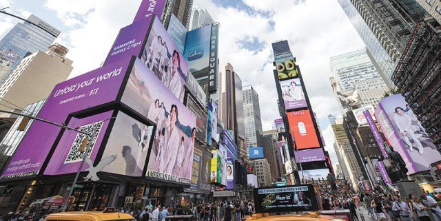 뉴욕 타임스스퀘어 채운 ‘플립4-BTS’ 영상 10일(현지 시간) 미국 뉴욕 타임스스퀘어 스크린에 떠오른 삼성전자 
‘갤럭시 Z플립4×BTS’ 컬래버레이션 영상. 뮤직비디오 스타일로 제작된 이번 영상은 ‘갤럭시 언팩 2022’ 행사 직후 1시간 
동안 타임스스퀘어의 15개 스크린에 펼쳐졌다. 삼성전자 제공