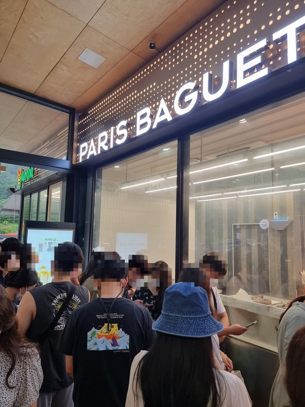 지난달 31일 오후 가평휴게소 파리바게뜨 매장 앞에서 ‘가평맛남샌드’를 기다리는 소비자들.ⓒ 뉴스1
