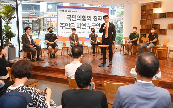 신인규 전 국민의힘 상근부대변인이 8일 서울 여의도의 한 카페에서 이준석 국민의힘 대표를 지지하는 당원 등이 모인 ‘국민의힘 바로 세우기’(국바세) 주최로 열린 대토론회에서 발언을 하고 있다. (공동취재) 2022.8.8/뉴스1 ⓒ News1