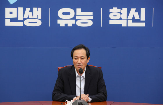 코로나19 확진 후 자택 격리를 마친 우상호 더불어민주당 비상대책위원장이 11일 오후 서울 여의도 국회에서 기자간담회를 하고 있다. 사진공동취재단