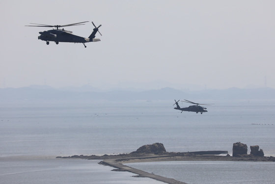 12일 오후 경기 화성시 서신면 서해바다에 공군F-4E 전투기가 추락해 사고 해역 위로 공군 헬기가 수색 작업을 벌이고 있다. 조종사 2명은 무사히 탈출했다. 2022.8.12/뉴스1 ⓒ News1