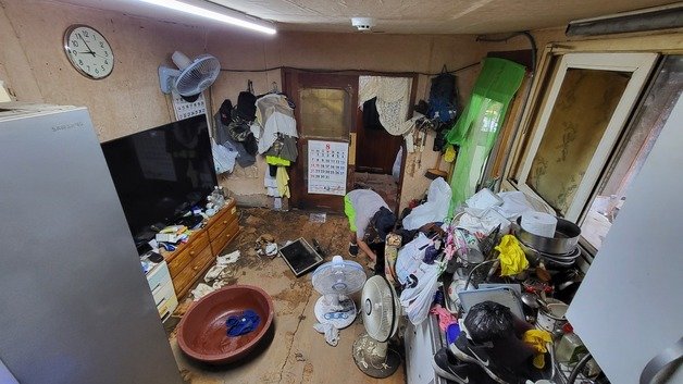 11일 오전 서울 강남구 구룡마을 주민이 침수된 집을 정리하고 있다. 22.08.11/뉴스1