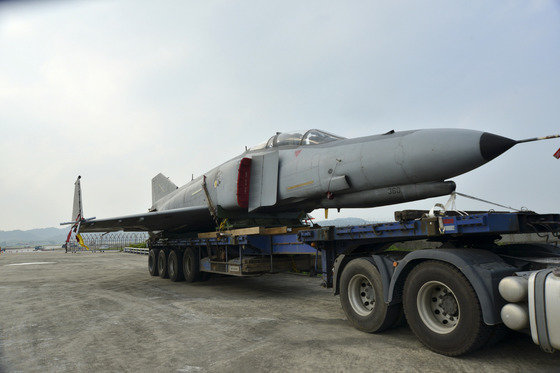 지난 2013년 8월1일 공군 제17전투비행단의 F-4E ‘팬텀’ 전투기가 마지막 비행임무를 마치고 트레일러에 실려 옮겨지고 있다. (공군 제공) 2013.8.1/뉴스1
