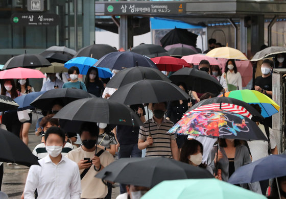 11일 오전 서울 강남구 삼성역 일대에서 시민들이 우산을 쓰고 출근길 발걸음을 옮기고 있다. 2022.8.11/뉴스1 ⓒ News1