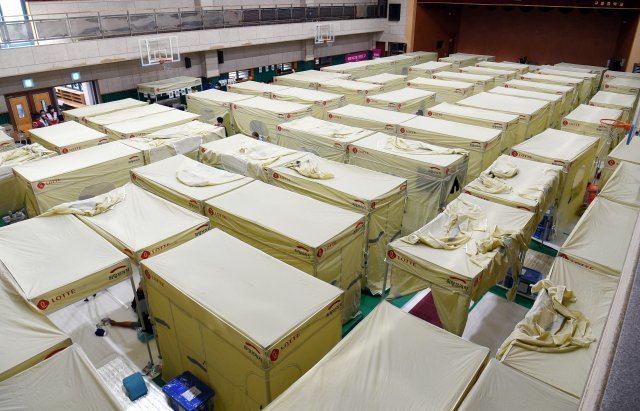 10일 서울 강남구 구룡중학교 체육관에 구룡마을 수해 이재민들이 임시대피소로 사용하는 텐트들이 설치돼 있다. 뉴스1