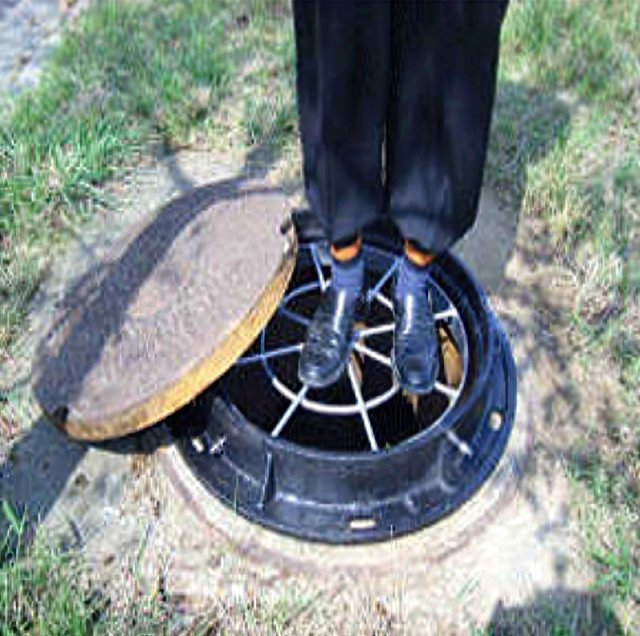 서울시 “맨홀 추락방지 시설 설치” 서울 서초구에서 폭우로 열린 맨홀에 빠져 2명이 사망한 가운데 서울시가 올 
하반기(7∼12월) 수해 위험지역의 맨홀 뚜껑 아래에 추락방지 시설을 설치하겠다고 12일 밝혔다. 사진과 같이 맨홀 뚜껑 아래에 철
 구조물이나 그물망을 설치하는 방식이다. 서울시 제공