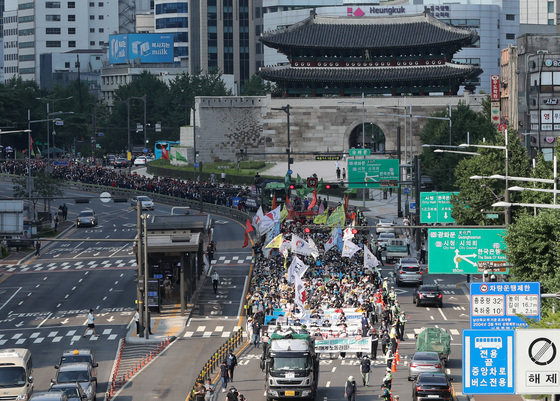 전국민주노동조합총연맹(민주노총) 소속 조합원들이 7월2일 오후 서울광장과 숭례문 일대에서 열린 ‘7.2전국노동자대회’에서 대통령집무실이 있는 삼각지역 방향으로 행진하고 있다. 2022.7.2/뉴스1