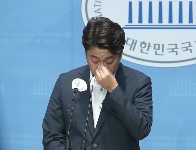 이준석 국민의힘 대표가 13일 오후 서울 여의도 국회 소통관에서 기자회견을 열고 발언 도중 울먹이고 있다. 뉴시스