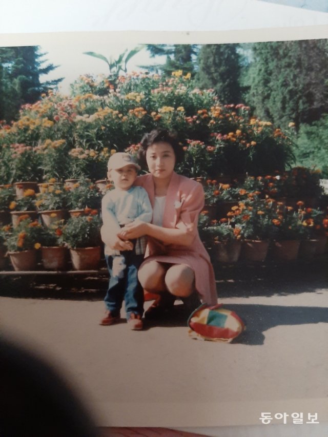 1993년 평양에서 찍은 사진. 옆의 아이는 상관의 아들이다.