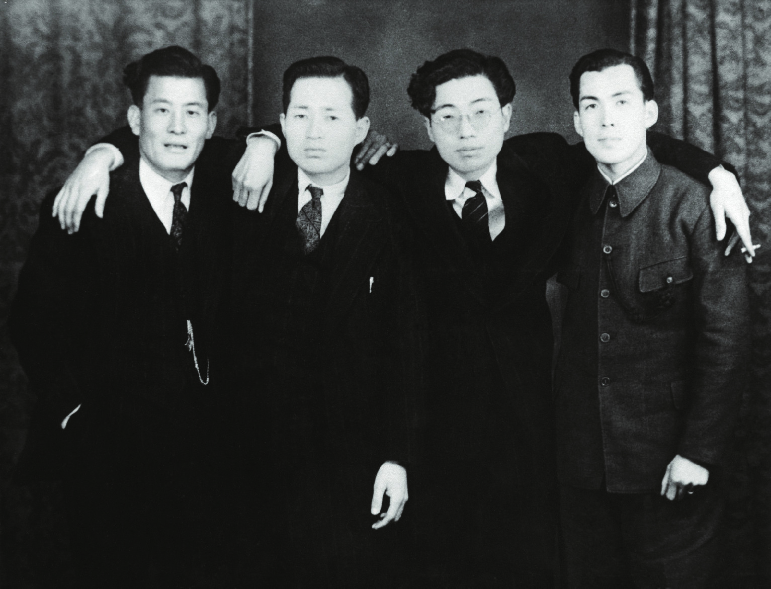 1947년 일본 오사카 쓰루하시 국제상점가연맹 발기인들과 함께. 오른쪽에서 두 번째가 이희건. 사진 나남