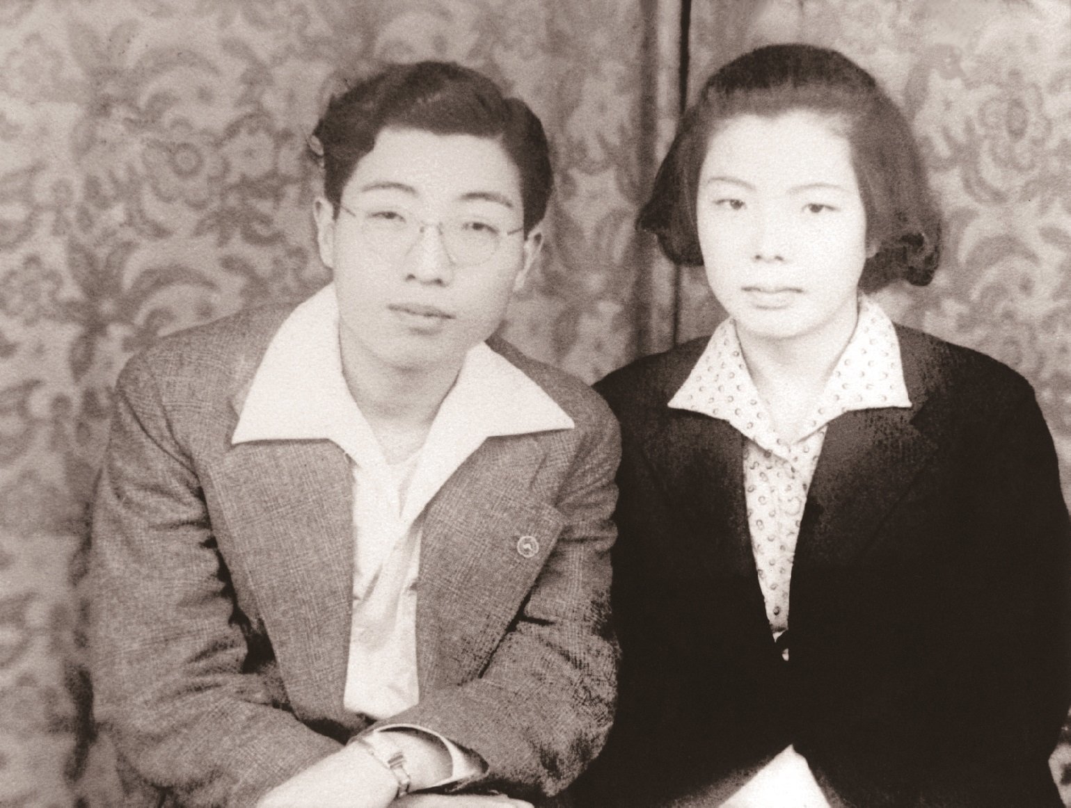 1946년 신혼 시절 아내 이쓰카게 미수와 함께. 두 사람은 만난지 석 달 만에 결혼했다. 사진 나남