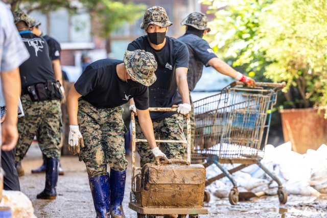 12일 육군 특전사 독수리부대 장병들이 서울 관악구 청룡동 일대에서 수해복구 대민지원을 하고 있다. 육군 제공