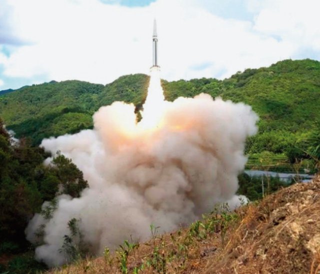 중국군이 8월 초 대만 인근 해역에 다연장 로켓포를 발사하고 있다. 중국군 동부전구 웨이보