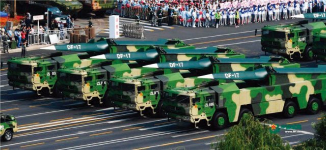 중국이 2019년 국경절 열병식에서 DF-17 극초음속 미사일을 처음 선보이고 있다. China.mil