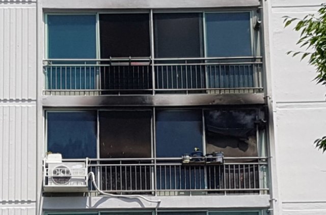 14일 오전 11시 47분 부산 서구 서대신동의 한 아파트 6층에서 화재가 발생해 주민들이 대피하는 일이 벌어졌다. 사진제공=부산소방재난본부