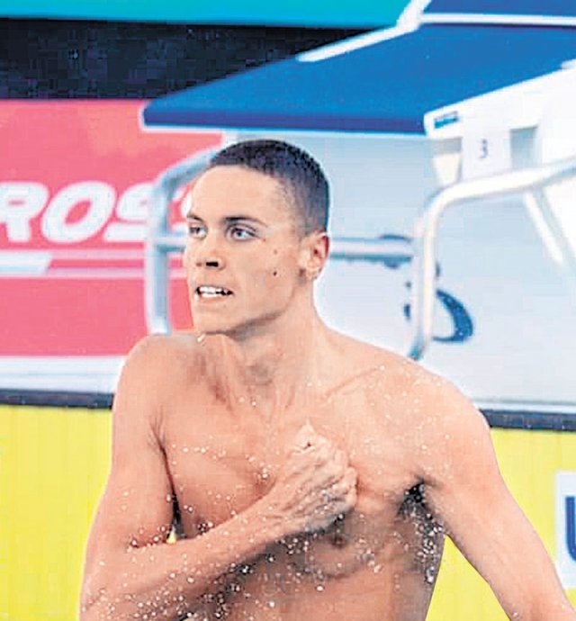 루마니아의 다비드 포포비치가 14일 이탈리아 로마의 포로 이탈리코에서 열린 2022 유럽 수영선수권대회 남자 자유형 100m 
결선에서 46초86의 세계기록을 세운 뒤 오른 주먹으로 가슴을 치며 기뻐하고 있다. 사진 출처 다비드 포포비치 페이스북