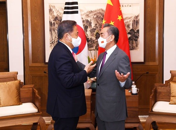 박진 외교부 장관(좌)이 9일(현지시간) 왕이 중국 외교부장과 중국 산둥성 칭다오에서 회담을 가졌다.ⓒ 뉴스1 (중국 외교부)