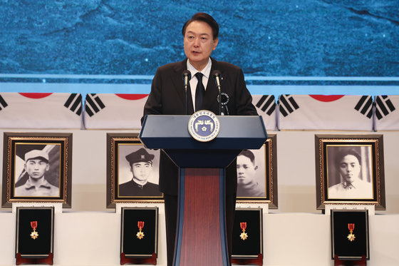 윤석열 대통령이 14일 서울 동작구 국립서울현충원 현충관에서 열린 한국광복군 선열 합동 봉송식에서 추모사를 하고 있다. 대통령실 제공