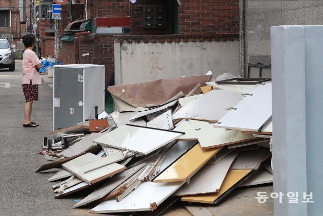 15일 지난주 집중호우로 수해피해를 입은 서울 관악구 신사동의 한 집 앞이 밖으로 꺼내놓은 물건들로 가득하다.