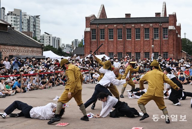 가면을 쓴 일본군들이 만세운동을 하는 열사들을 탄압하고 있다.