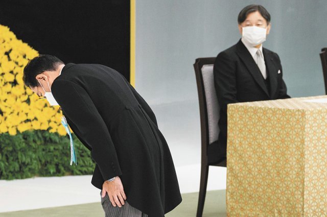 전몰자 추도식 참석한 日 총리 제2차 세계대전 패전 77주년인 15일 일본 도쿄 부도칸에서 열린 전몰자 추도식에서 기시다 후미오 총리가 추모하고 있다. 오른쪽은 나루히토 일왕. 도쿄=AP 뉴시스