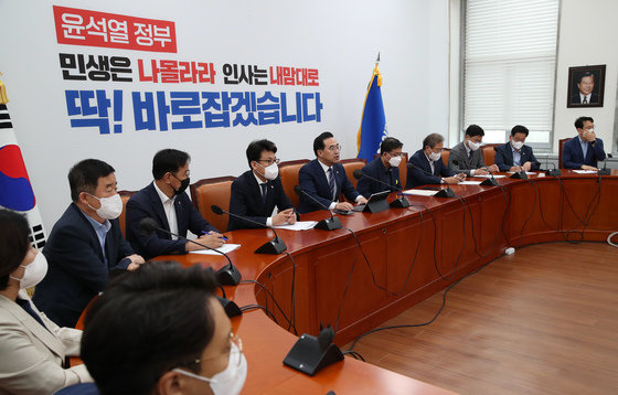 박홍근 더불어민주당 원내대표가 16일 오전 서울 여의도 국회에서 열린 원내대책회의에서 모두 발언을 하고 있다. 공동취재