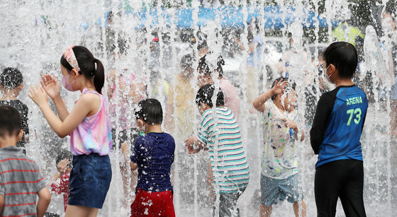 광복절 연휴인 14일 오후 서울 광화문광장을 찾은 어린이들이 물놀이를 하며 더위를 식히고 있다. 2022.8.14/뉴스1 ⓒ News1