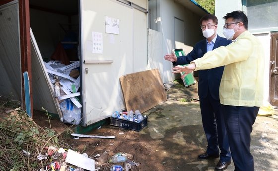 장상윤 교육부 차관이 12일 집중호우로 피해를 입은 서울 관악구 남강고등학교를 찾아 현장을 점검하고 있다. 남강고는 폭우로 인해 학교 뒷산에 산사태가 발생, 인접한 체육관에 토사가 유입되고, 인근 건물이 파손된 바 있다. (교육부 제공) 2022.8.12/뉴스1